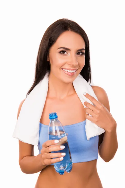 Струнка дівчина з рушником тримає пляшку з водою — стокове фото