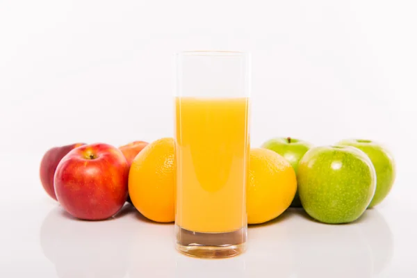 Frutas coloridas e copo de suco de laranja no fundo branco . — Fotografia de Stock