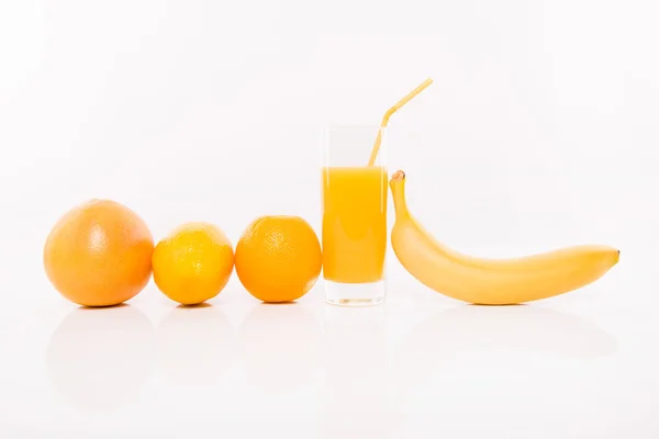 Gama de frutas de laranja e copo de suco, foto de close-up — Fotografia de Stock