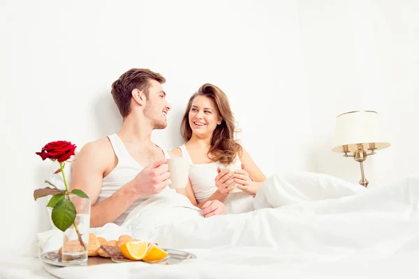 Linda pareja enamorada en casa abrazándose teniendo desayunos —  Fotos de Stock