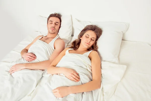 Χαριτωμένο όμορφο νεαρό ζευγάρι κοιμάται μαζί στο υπνοδωμάτιό — Φωτογραφία Αρχείου