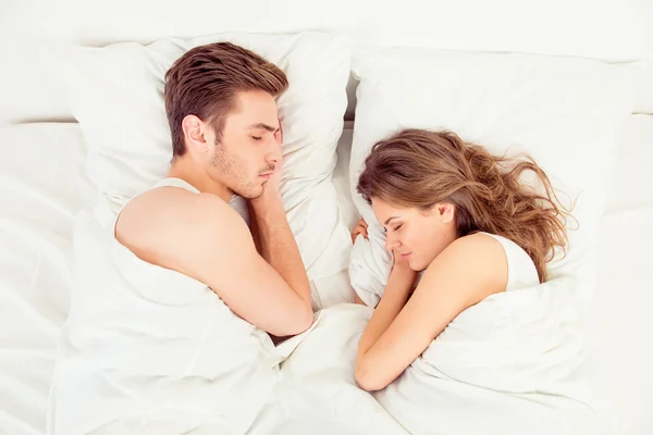 Belo casal dormindo juntos no quarto — Fotografia de Stock