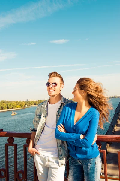 Feliz linda pareja enamorada abrazándose en el puente —  Fotos de Stock
