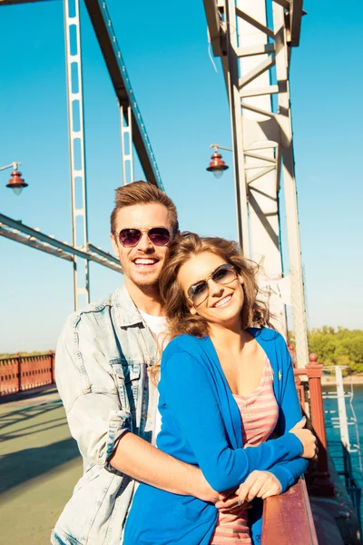 Alegre pareja abrazándose en el puente —  Fotos de Stock