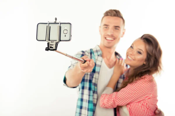 Wesoły cute para w miłosnej selfie zdjęć z selfie sti — Zdjęcie stockowe