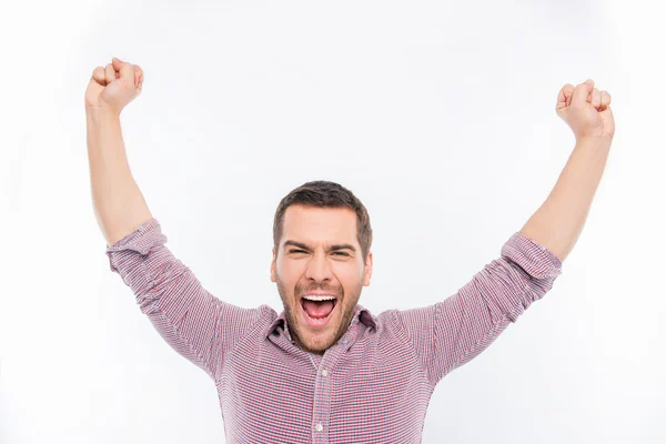 Gelukkig jonge man schreeuwen en tonen vuisten — Stockfoto