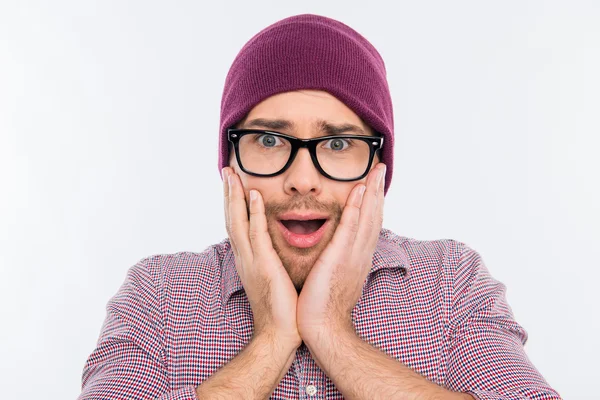 Hombre sorprendido en sombrero y gafas tocando su cara —  Fotos de Stock