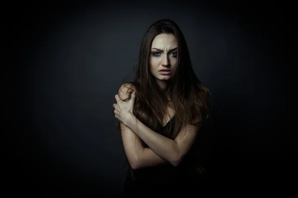 Retrato de una mujer triste con las manos cruzadas —  Fotos de Stock