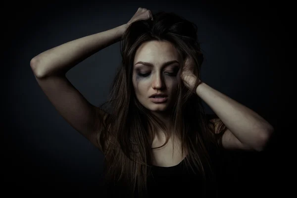 Clossed gözlü, eller alında üzüntü kız — Stok fotoğraf