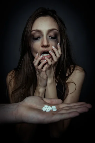 Chica triste infeliz va a usar píldoras —  Fotos de Stock