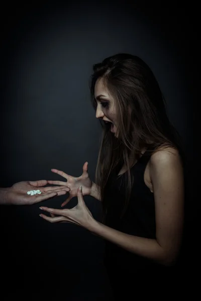 Молодая депрессивная женщина употребляет таблетки или наркотики и кричит — стоковое фото