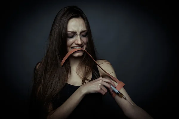 Sorrow young girl going to use a drug syringe — Stock Photo, Image