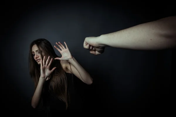 Menina tentando escapar da violência doméstica — Fotografia de Stock