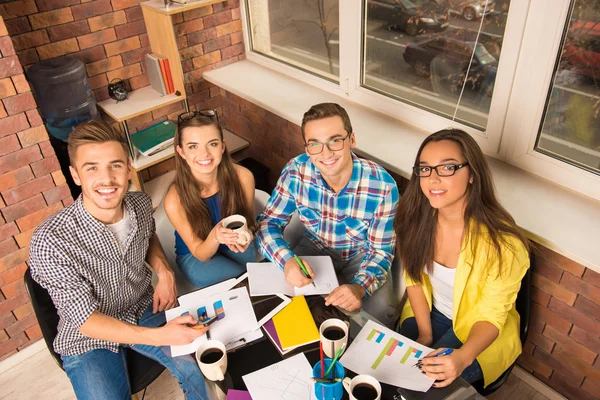 Equipo activo joven que trabaja con un proyecto empresarial — Foto de Stock