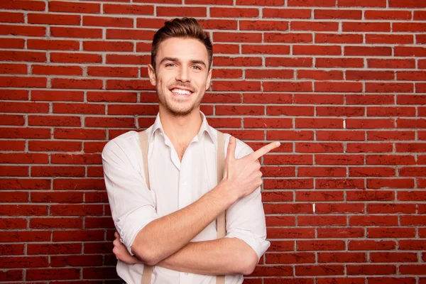 Bonito homem confiante apontando para longe, close up foto — Fotografia de Stock