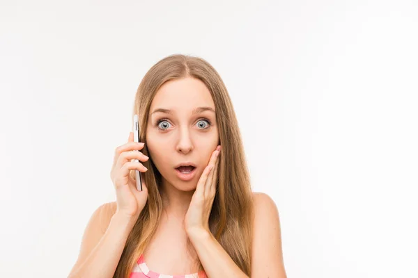Mulher surpresa falando ao telefone e tocando seu rosto — Fotografia de Stock