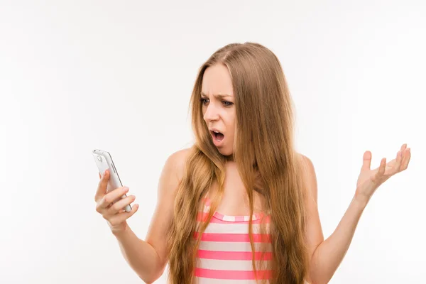 Chocado frustrado jovem mulher com telefone — Fotografia de Stock