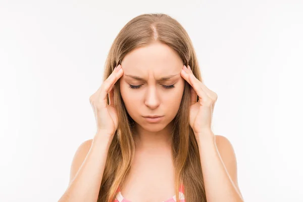 Mujer joven cansada que sufre de dolor de cabeza — Foto de Stock