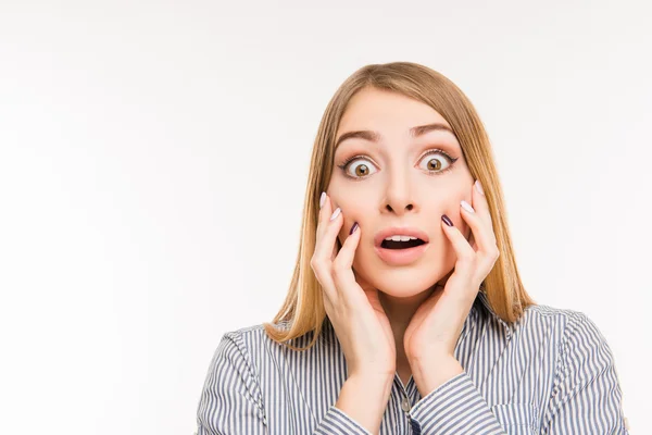 Überraschte Geschäftsfrau berührt ihr Gesicht — Stockfoto