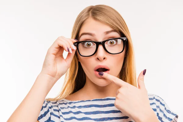 Chica sorprendida en gafas tocando sus labios —  Fotos de Stock