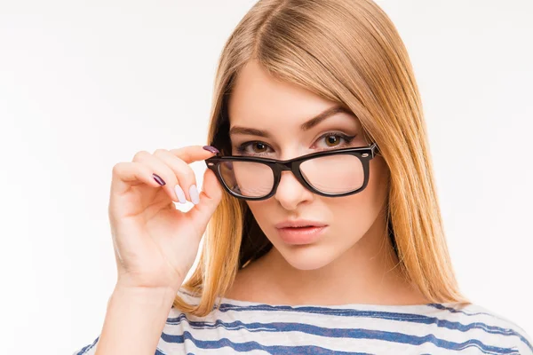 De cerca la foto de la chica tocando sus gafas — Foto de Stock