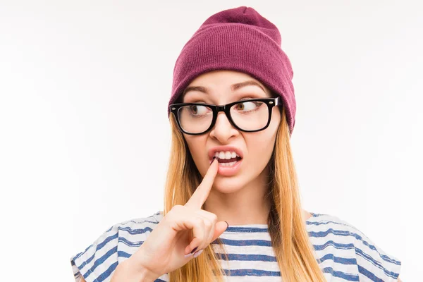 De cerca la foto de la chica en el sombrero y gafas tocando sus dientes —  Fotos de Stock