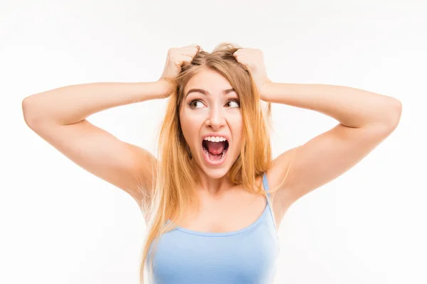 Una ragazza arrabbiata che grida in stato di stress — Foto Stock