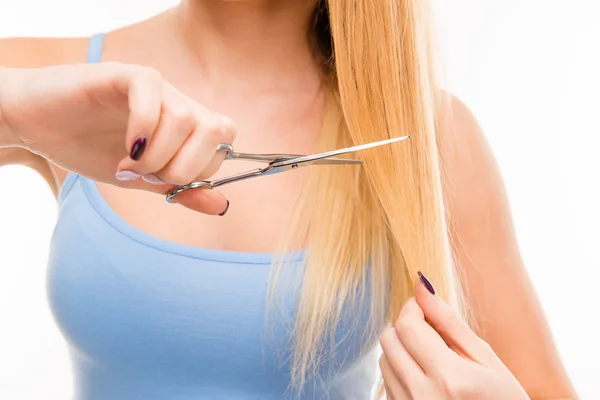 Nő vágni a haját. Probléma a töredezett hajvégek — Stock Fotó