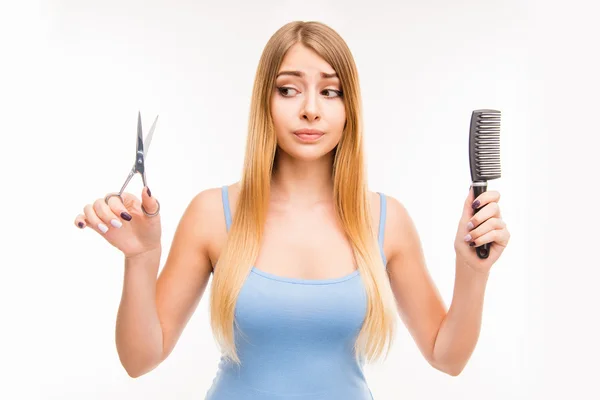 Mädchen wählt Schere oder Kamm, Schönheit oder Bequemlichkeit, lange Haare — Stockfoto