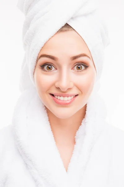 Joven linda chica con toalla en la cabeza, de cerca foto — Foto de Stock