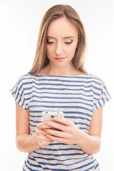 Gondolkodó fiatal nő mobiltelefon sms gépelés — Stock Fotó