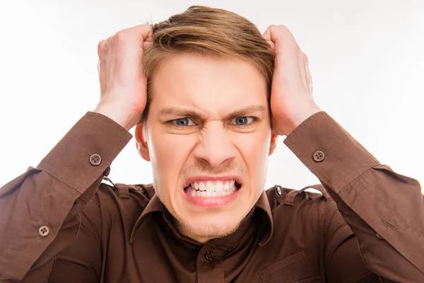Jovem furioso furios homem tocando a cabeça, close up foto — Fotografia de Stock