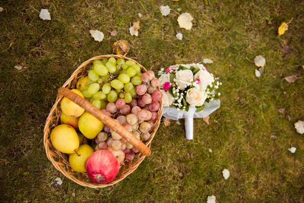 Κάτοψη φωτογραφία Γαμήλια ανθοδέσμη και bascet φρούτα — Φωτογραφία Αρχείου