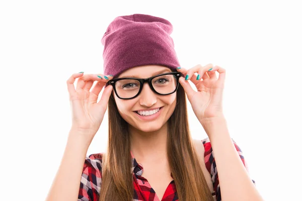 Primer plano retrato de chica en gorra tocando sus gafas — Foto de Stock