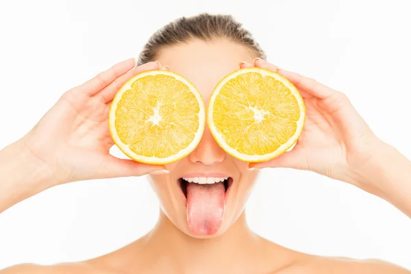 Retrato de chica divertida sosteniendo rebanadas de naranja — Foto de Stock