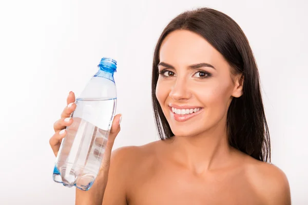 Slanke schattig jong meisje houdt van een fles met water — Stockfoto