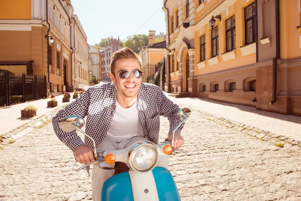 Bonito jovem montando uma moto — Fotografia de Stock