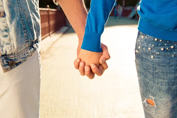 Close up foto de um jovem casal de mãos dadas — Fotografia de Stock