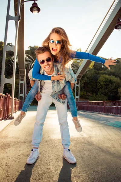 Positivo casal engraçado no amor na ponte com óculos — Fotografia de Stock