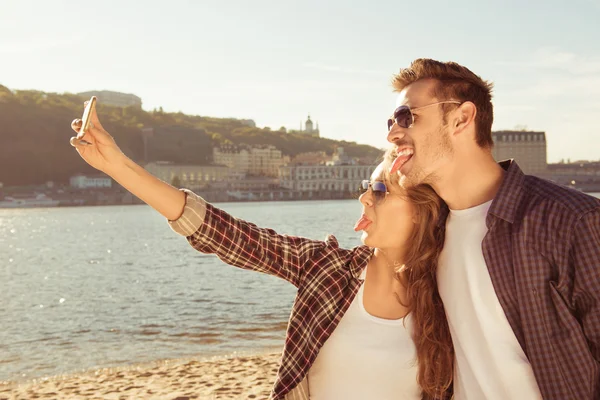 Casal apaixonado fazendo foto selfie no litoral, close-up phot — Fotografia de Stock