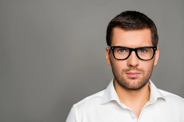 Крупным планом фото серьезного умного человека в очках — стоковое фото
