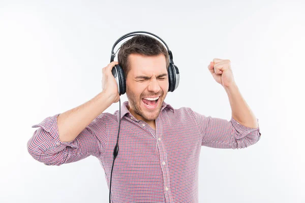 Hombre alegre en auriculares escuchando música y gestos — Foto de Stock