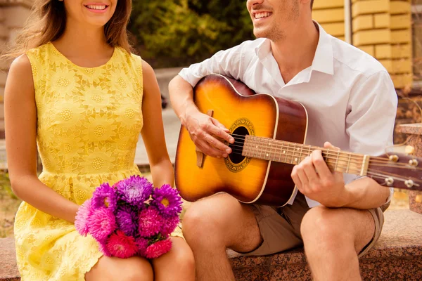 Close-up foto van paar in liefde met boeket een gitaar — Stockfoto