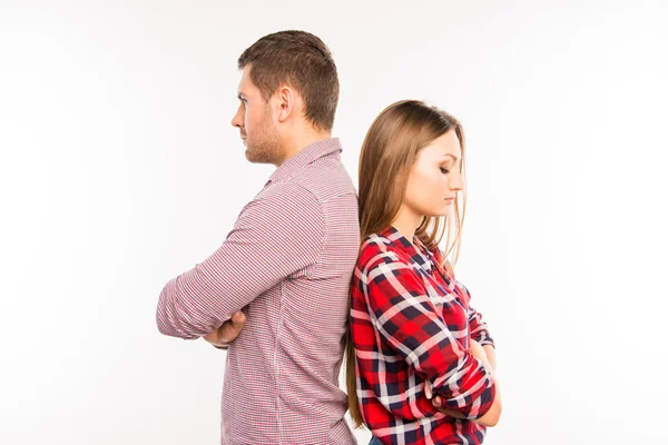 Jovem casal de costas para trás ignorando uns aos outros — Fotografia de Stock