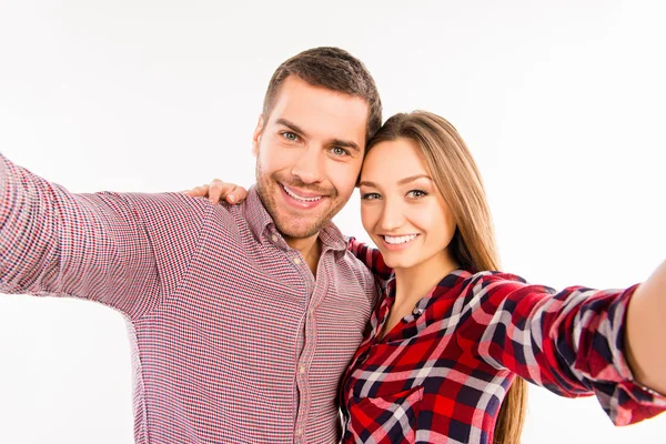 Hipster couple in love making selfie — Stock Photo, Image