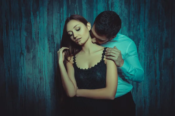 Портрет мужчины, целующего шею своей девушке — стоковое фото