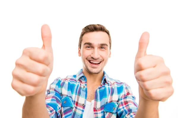 Fericit zâmbitor om care arată degetele în sus semn — Fotografie, imagine de stoc