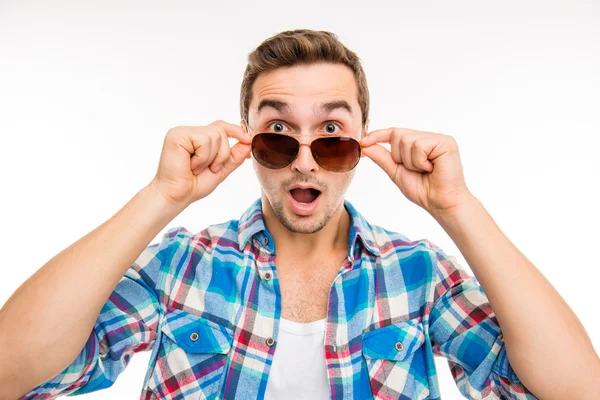 Retrato de jovem surpreso homem em óculos — Fotografia de Stock