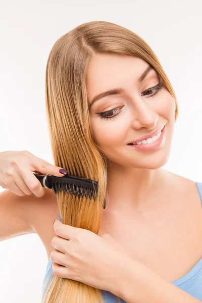 Menina pentear o cabelo, close up foto — Fotografia de Stock