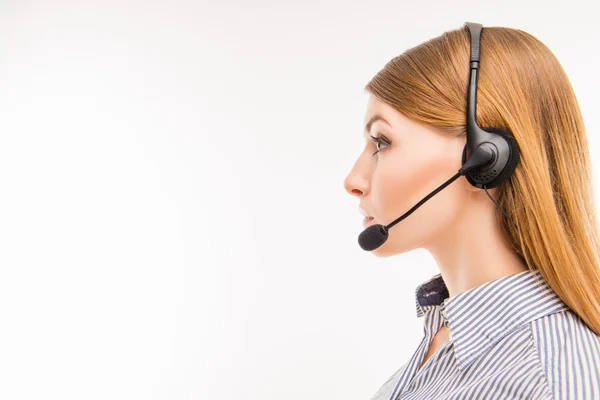 Zijde-gezicht portret van een jonge agent van callcenter — Stockfoto